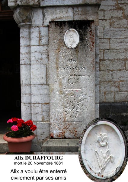 Deux pierres tombales à l’entrée d’une église (Jura)